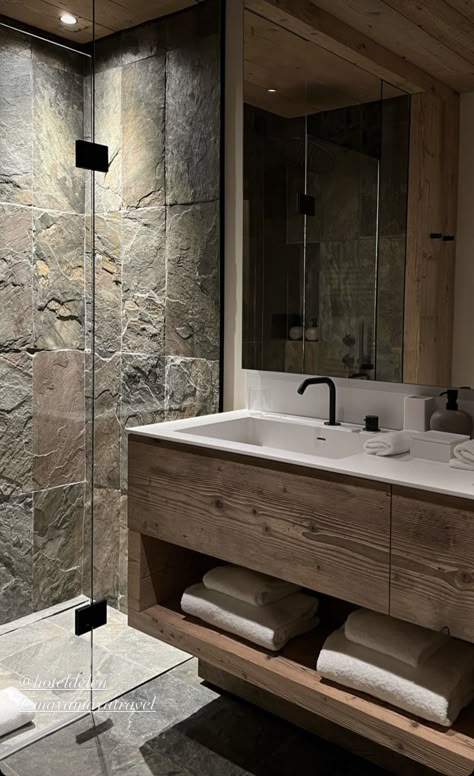 Chalet Bathroom, Mountain Interiors, Chalet Design, Bathroom Design Decor, Remodel Bathroom, Bathroom Inspiration Decor, Modern Cabin, Basement Design, Bathroom Renos