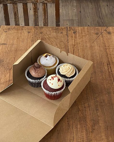 Box Of Cupcakes Aesthetic, Muffin Aesthetic, Muffins Aesthetic, Muffin Packaging, Cupcake Aesthetic, Drinks Chocolate, Dr Food, Beautiful Drink, Bake Sale Packaging