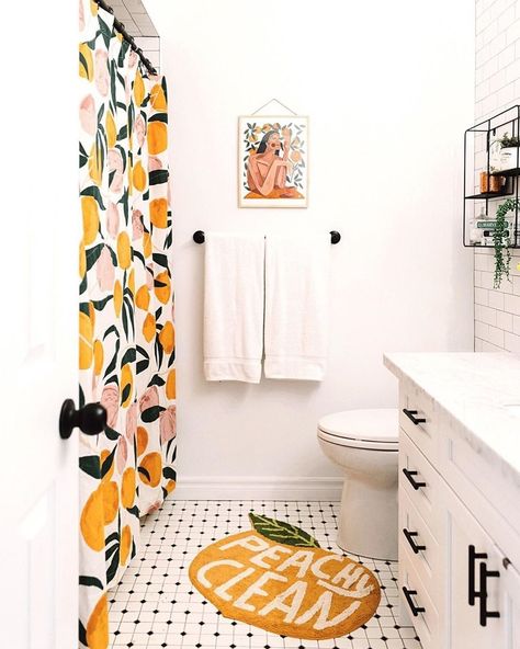 Apartment Therapy on Instagram: “@thekwendyhome has a shower curtain with peaches on it, so we had to have a shower curtain with peaches on it. No seriously, I am @eglube,…” Dorm Bathroom, College House, Bathroom Decor Ideas Themes, College Apartment Decor, Bad Inspiration, Bathroom Decor Apartment, Casa Vintage, Boho Bathroom, Apartment Bathroom