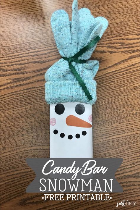 An easy affordable DIY Candy Bar Snowman using a free printable snowman design, candy bar, gloves or socks and a ribbon to tie! This is a simple DIY for a classroom of students, a teacher gift, a MOPS group or for a Holiday get together! The printable makes is SO easy! This is a great affordable gift for a teacher to make for their class for Christmas too! Candy Bar Snowman, Classroom Christmas Gifts, Diy Christmas Gifts For Coworkers, Candy Bar Gifts, Class Christmas Gifts, Coworkers Gifts, Students Christmas, Diy Christmas Presents, Student Christmas Gifts