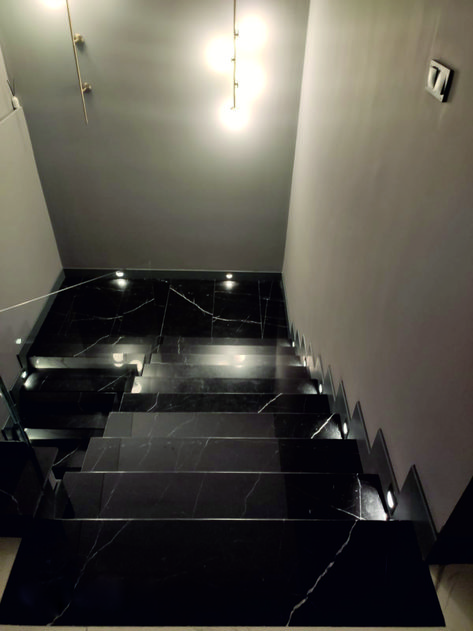 Black Marble Staircase, Black Granite Stairs, Black Marble Stairs, Foldable Glass Door, Dream Mansion Interior, Room Paint Designs, Staircase Pictures, Colorful Bedroom Design, Dark Interior Design