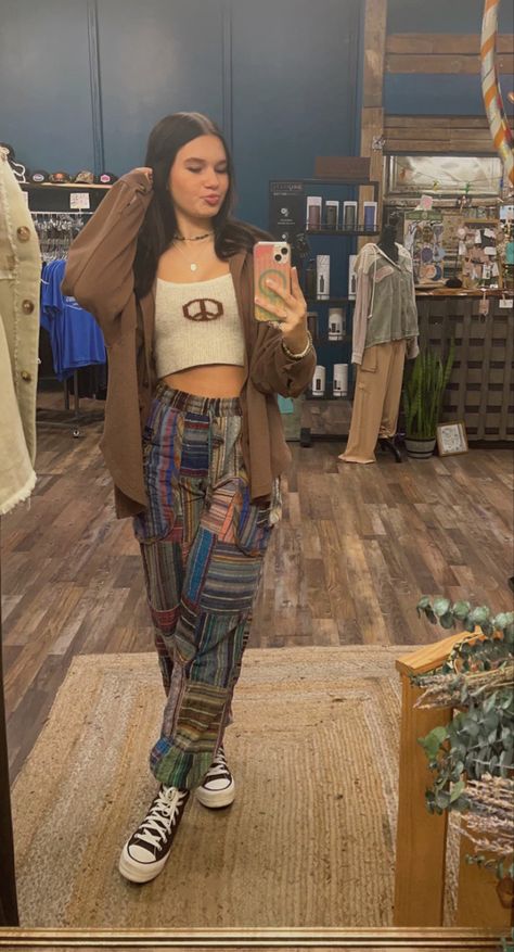 fall hippie boho outfit idea Earthy Girl Fall Outfits, Boho Chill Outfits, Hippie Outfits For Winter, Reggae Style Outfits, Hippy Pants Outfit, Winter Hippy Outfits, Hippy Style Outfits, Hippie School Outfits, Hippie Style Clothing Winter