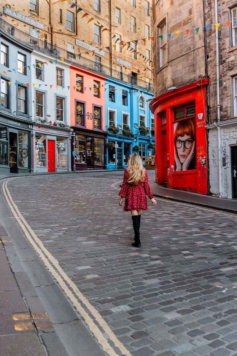 Looking for the best photo spots in Edinburgh? This list includes the most Instagrammable places in Edinburgh with photo tips, addresses, and FREE Map. Edinburgh travel | Edinburgh Scotland | Edinburgh Photo spots | Instagram spots in Edinburgh | Edinburgh photo spots | Edinburgh photos | Edinburgh inspiration | beautiful places in Edinburgh Scotland | Scotland Instagram spots | Photo tips in Scotland | Edinburgh things to do in Edinburgh Outfits Summer, Edinburgh Fashion, Edinburgh Picture Ideas, Scotland Photoshoot Ideas, Edinburgh Scotland Outfits, Edinburgh Scotland Photography, Edinburgh Photo Ideas, Edinburgh Scotland Aesthetic, Edinburgh Photoshoot