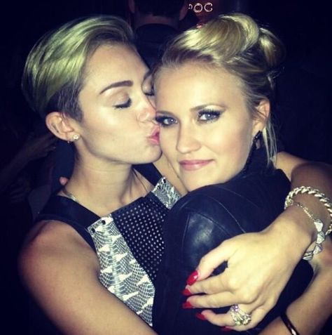 Miley Cyrus and Emily Osment REUNITED. Hannah Montana Forever, Young & Hungry, Then And Now Photos, Emily Osment, Popular People, Hannah Montana, Disney Channel, Miley Cyrus, Celebrity Gossip