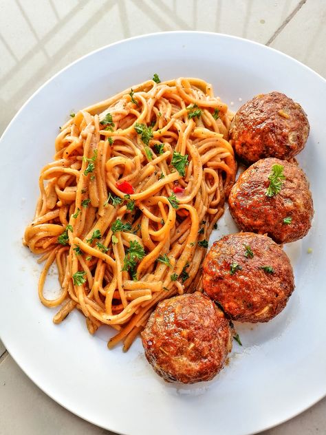 Meatball Food Photography, Spaghetti Recipes Aesthetic, Healthy Spaghetti And Meatballs, Spaghetti Aesthetic Food, Spaghetti Meatballs Aesthetic, Healthy Eating Meal Plan, Healthy Food Inspiration, Healthy Food Dishes, Healthy Homemade Recipes