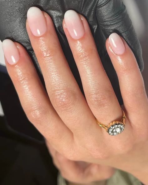 Short Ombre Oval Nails, Short Natural Ombre Nails, French Ombre Nails Round, Short Round Ombre Nails, Small Nail Extensions, French Tip Ombre Nails Almond, Natural Ombre Nails Short, Round Ombre Nails, Ombre Round Nails