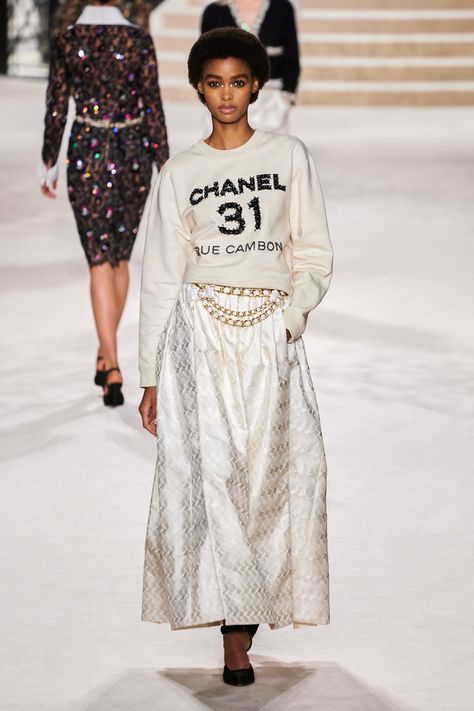 🍸 on Twitter: "Chanel Pre-Fall 2020… " Runway Fashion 2020, Chanel 2020, Chanel Fashion Show, Chanel Runway, Mode Chanel, 2020 Fashion Trends, Chanel Spring, Vogue Germany, Chanel Fashion