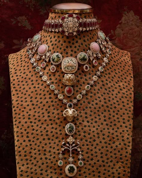 Sabyasachi Collection, Mughal Jewelry, Neck Pieces Jewelry, Inexpensive Jewelry, Sabyasachi Jewellery, Fancy Jewelry Necklace, Formal Jewelry, Modern Gold Jewelry, Heritage Jewellery