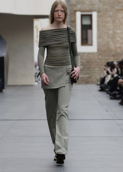 Runway 2023 Spring, Skirt Over Trousers, Skirt Pants Outfit, Skirt Over Pants, Grey Clothing, Barcelona Fashion, Paloma Wool, Cool Weather, Wool Skirts