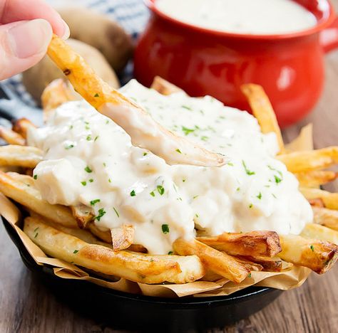 Crispy french fries are covered with thick and creamy clam chowder. This is one hearty dish that will keep you warm this winter. Chowder fries, where have you been all my life? I can’t believe I’ve never eaten this dish before, but now that I have, I can’t get enough of it. I had it … Things To Do With French Fries, Fries Homemade, Pizza Grilled Cheese Sandwich, Cooking French Fries, Pizza Grilled Cheese, Stuffed Potatoes, San Diego Food, Crispy French Fries, Baked Fries