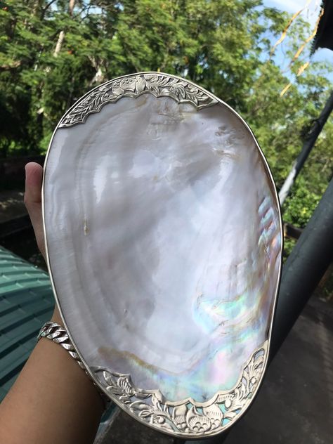 Mother-of-pearl bowl,28-30cm long mother-of-pearl bowl, beautiful large mother-of-pearl bowl, home decoration, jewelry, fruit.  Size :28-30CM This is the largest size and hard to find conch bowl. The disc is wrapped with a beautiful delicate pattern. This great value sale can make a special gift, a unique luxury ornament, a fruit plate, or a great jewelry holder. You will be hard pressed to find a large mother of pearl bowl like this anywhere else. Packing: 1 bowl of mother-of-pearl 32cm long + Mother Of Pearl Accessories, Mother Of Pearl Bathroom, Writer's Office, Diy Gifts For Mom, Pearl Accessories, Mother Of Pearl Jewelry, Fruit Plate, A Fruit, Mother Pearl