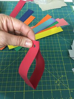 Construction Paper Chains Christmas, Christmas Light Paper Garland, Paper Christmas Lights Diy, Paperchain Christmas Decoration, Christmas Chains Paper, Construction Paper Christmas Lights, Christmas Garland Crafts For Kids, Paper Garland Ideas Christmas, Office Christmas Decorations Diy