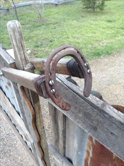 Walk Through Fence Gate, Horseshoe Gate Latch, Horse Gates Ideas, Farm Gate Ideas, Modern Sliding Gate, Plan Potager, Rustic Gate, Farm Gates, Horse Farm Ideas