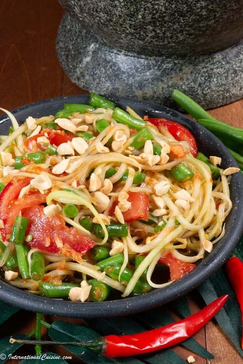 This Thai green papaya salad recipe called Sum Tam or Sum Tom is authentic, ancestral and easy to make and absolutely delicious! Sum Tom Salad, Tom Sum Recipe, Thai Green Papaya Salad Recipe, Green Papaya Salad, Thai Salads, Green Papaya, Fish Salad, Papaya Salad, Chicken Satay