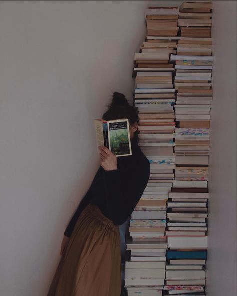 Creative Book Pictures, Photo Shoot With Books, Book Aesthetic Photos, Reading Books Photography, Book Photography Aesthetic, Book Poses, Chair Photography, Senior Photoshoot Poses, Book Photography Instagram