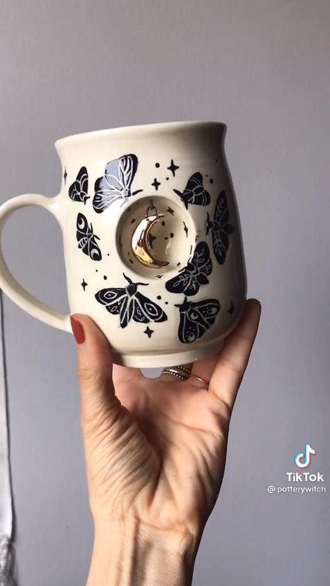 Diy Pottery Mug, Diy Clay Mug, Mug Clay Art, Clay Mugs Handmade, Clay Mug Ideas, Pottery Creations, Clay Diy Projects, Pottery Crafts, Ceramics Pottery Art