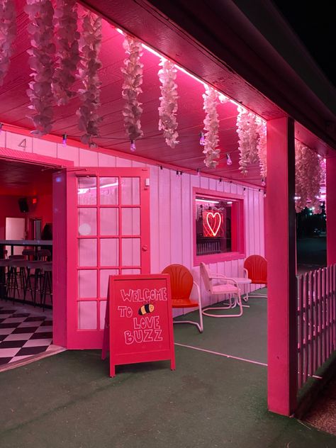 Cute pink club bar aesthetic Pink Bar Aesthetic, Pink Club Aesthetic, Bougie Cocktail, Bar Aesthetic Night Party, Bar Aesthetic Night, Jam Ideas, Girly Bar, Pink Vodka, Night Party Dress