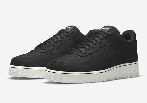 Air Force Black And White, New Air Force 1, Nike Air Force 1 Black, Monochromatic Aesthetic, Vapour Max Nike, Minimalist Sneakers, Nike Sacai, Low Air Jordan 1, Womens Air Jordans