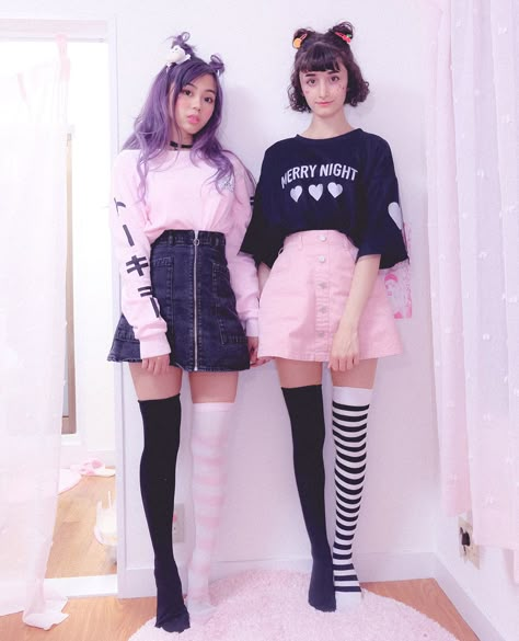 3,323 kedvelés, 45 hozzászólás – ♡ babydoll ♡ (@naomeoww) Instagram-hozzászólása: “chilled at my crib & took fun photos with my cute friend @mikan.mandarin today  swipe left for a…” Pastel Goth Tumblr, Cute Pastel Outfits, Pastel Goth Outfits, Look Grunge, Pastel Goth Fashion, Pastel Outfit, Pastel Fashion, Black Outfits, Kawaii Fashion Outfits