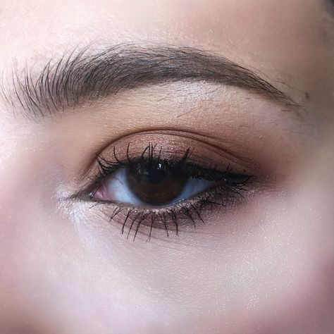 Rustic Eyeshadow Look, Smokey Eye Makeup Subtle, Casual Brown Eye Makeup, Basic Brown Eyeshadow, Minimal Dark Eye Makeup, Brown Simple Eye Makeup, Soft Dark Eye Makeup, Subtle Brown Makeup, Brown Eyeshowdow Looks