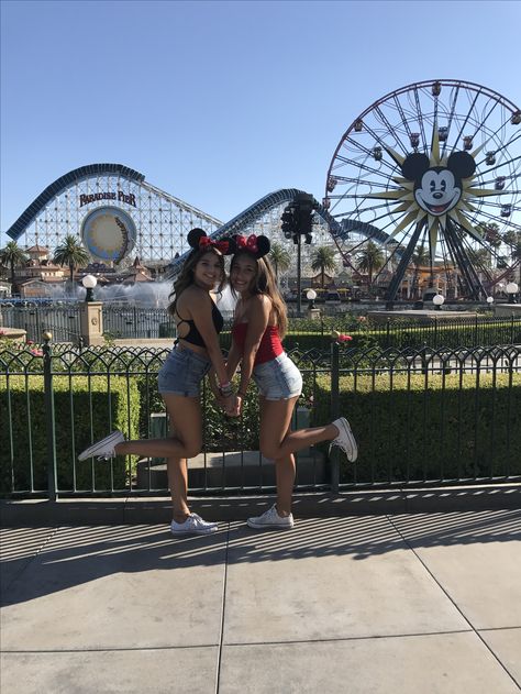 disneyland picture of friends at california adventure Disney Fashion Outfits, Disney Sweet 16, Disney Poses, Disney Picture Ideas, Disneyland Pictures, Disney Photo Ideas, Disney Friends, Best Friend Photos, Disney Photos