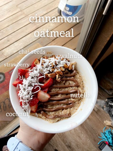 Oatmeal With Nutella, Nutella Oatmeal, Strawberry Nutella, Strawberry Oatmeal, Cinnamon Oatmeal, Oatmeal Bowls, Peanut Butter Oatmeal, Filling Breakfast, Oatmeal Breakfast