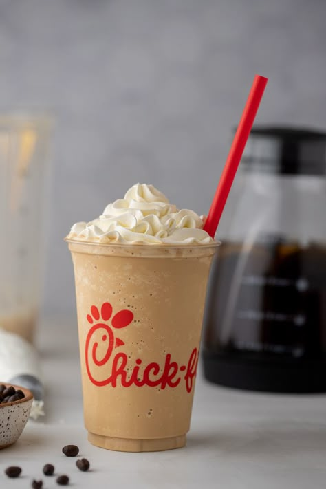 Chick-Fil-A Frosted Coffee Copycat recipe Frosted Coffee Recipe, Iced Caramel Mocha Recipe, Coffee Frosting Recipe, Coffee Milkshake Recipe, Frozen Coffee Drinks, Painkiller Cocktail, Banana Frosting, Frosted Coffee, Coffee Milkshake