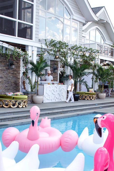 South Beach Party Theme, First Birthday Pool Party, Barbie Bar, Pool Bar Ideas, Party In The Hamptons, Hamptons Party, Pool Events, Birthday Pool Party, Hamptons Aesthetic