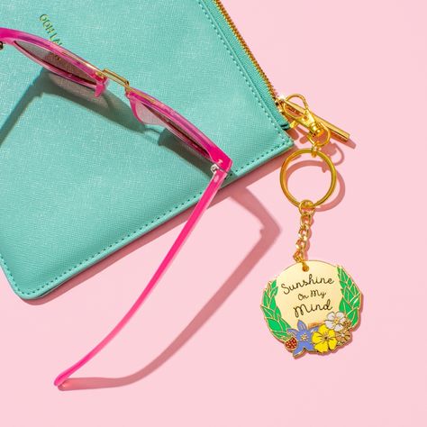 Colourful product & lifestyle photography and styling by Marianne Taylor. Keychain Product Shoot, Keychain Photoshoot Ideas, Keyring Photography Ideas, Keychain Photoshoot, Keychain Product Photography, Keychain Photography Ideas, Keychain Photography, Photography Set Up, Paper Parasol