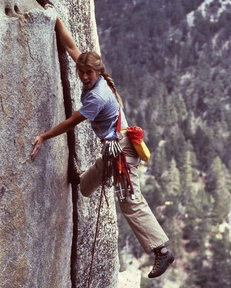 Lynn Hill Climbing, Rock Climbing Aesthetic, Rock Climbing Photography, Woman Climbing, Lynn Hill, Rock Climbing Women, Climbing Outfit Woman, Climbing Outfits, Climbing Girl