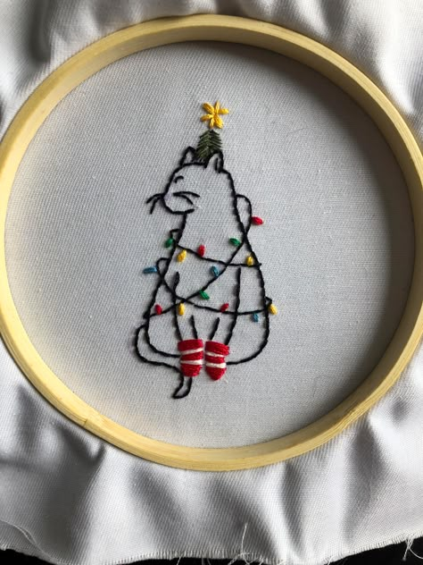 Easy Embroidery Christmas, Funny Christmas Embroidery, Christmas Cat Embroidery, Hand Embroidery Christmas Ornaments, Easy Christmas Embroidery, Embroidery Xmas, Christmas Embroidery Ideas, Xmas Embroidery, Embroidery Christmas Ornaments