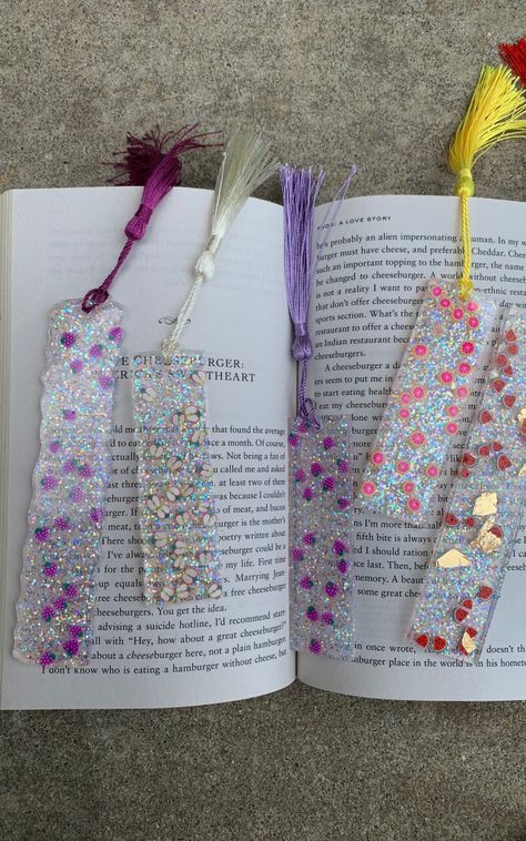 How To Make Resin Bookmarks With Extra Sparkle - Let's Paint Furniture! Diy Resin Bookmarks, Resin Bookmark Ideas, Glitter Bookmarks, Small Bookmark, Homemade Bookmarks, Resin Bookmarks, How To Make Resin, Diy Stocking Stuffers, Diy Stockings