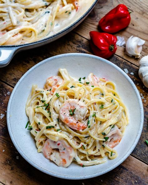 Creamy Shrimp Alfredo Pasta - Recipe Video - Blondelish.com Seafood Linguini, Shrimp Pasta Recipes Creamy, Scenes From An Italian Restaurant, Fetuccini Alfredo, Alfredo Pasta Recipes, Shrimp Alfredo Pasta Recipes, Creamy Shrimp Alfredo, Pasta Recipes Creamy, Vegetable Dip Recipe