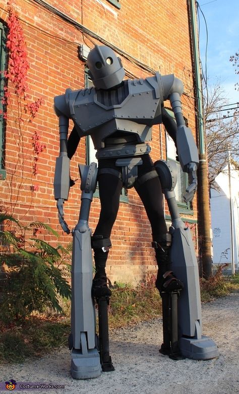 Giant Costume, Web Makeup, Stilt Costume, Expo Ideas, Course Web, Iron Giant, New Halloween Costumes, The Iron Giant, Costume Works