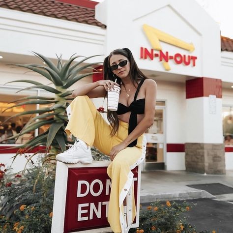 In N Out Pictures Ideas, In And Out Photoshoot, In N Out Photoshoot, Burger Photoshoot, Diner Photoshoot, La Photoshoot, Dj Music Video, In And Out Burger, Bestie Pics