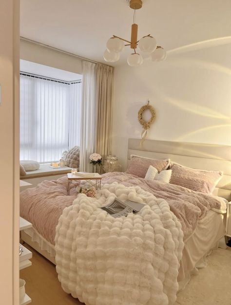 yesstyle code: BAEZH1J | xiaohongshu cozy room chill inspo pink and white bedding Big Room Inspo Cozy, Pink And White Apartment Aesthetic, Pink And White Bedding, Bedroom Inspirations Aesthetic, Bedroom Inspo Cozy, White And Pink Bedding, Room Inspo Cozy, Clean Room Aesthetic, Aesthetic Bedrooms