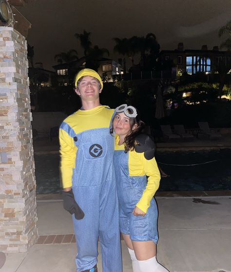 Gru And Minion Costume Couple, Minions Couple Costume, Iconic Duos Costume Boy And Girl, Minion Couple Costume, Duo Costumes Boy And Girl, Minions Halloween Costume, Minions Outfit, Minions Costume, Minion Outfit