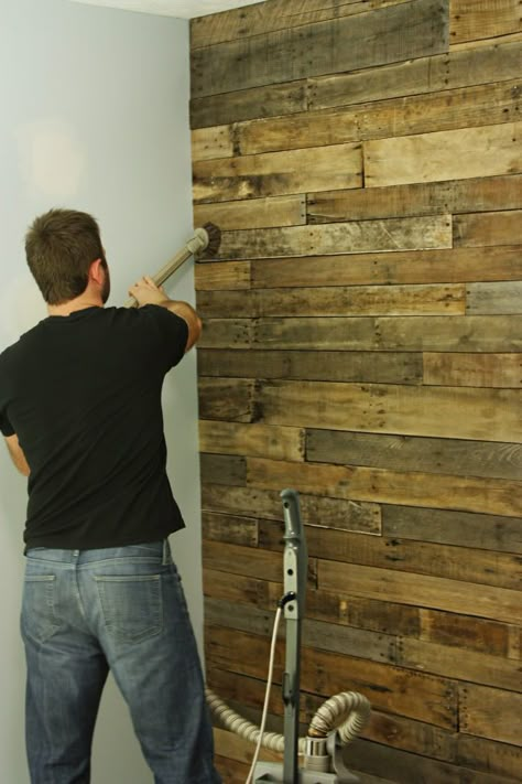 accent wall out of wood pallets. The walls in Denver Aveda Institute have walls with this technique. It is VERY cool looking. Pallet Accent Wall, Diy Accent Wall, Wood Pallet Wall, Fa Fal, Pallet Wall, Chic Living, Pallet Ideas, Cool Ideas, Wood Planks