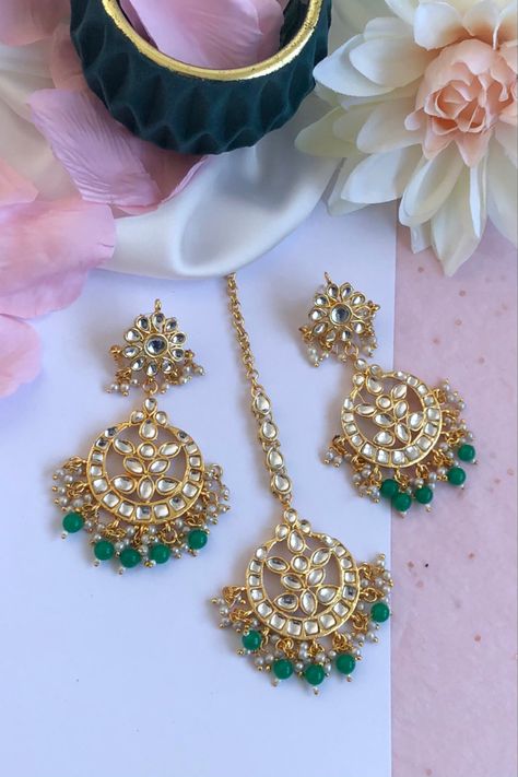 Tikka Set Punjabi, Green Maang Tikka, Jewellery Mirror, Gold Maang Tikka, Maang Tikka Kundan, Maang Tikka Set, Tikka Jewelry, Kundan Jewellery Set, Maang Tikka