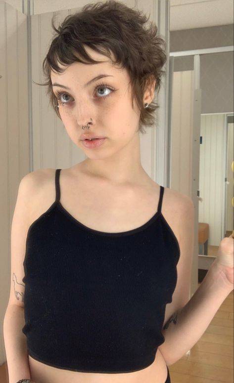 Cute Short Alt Haircuts, Mixie Cut Girl, Gothic Pixie Haircut, 2000s Pixie Cut, Y2k Pixie Cut, Alternative Pixie Cut, Shaggy Pixie Cuts Round Face, Microbangs Short Hair, Short Hair Alt