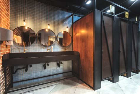 Sinks Design, Industrial Toilets, Toilet Restaurant, Gym Design Interior, Modern Restaurant Design, Restaurant Bathroom, Wc Design, Industrial Style Bathroom, Industrial Restaurant