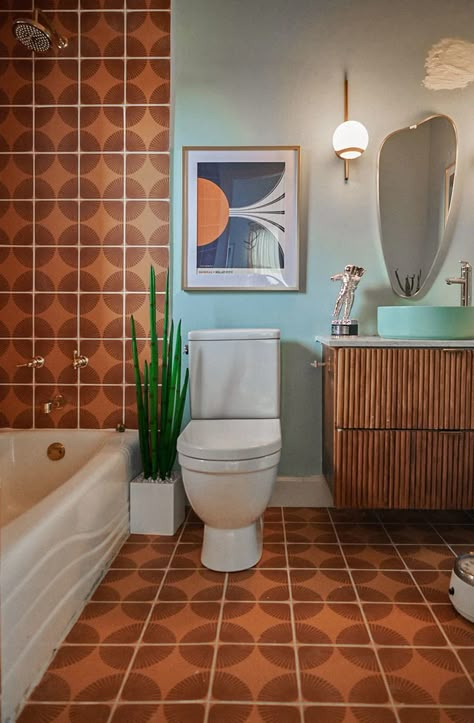 Design Harper Duddy | Photo Amy Pigliacampo Spanish Colonial Decor, Mcm Bathroom, Clay Imports, Mid Century Modern Bathroom, Mid Century Bathroom, 70s Home, Retro Bathrooms, Colonial Decor, Inspire Me Home Decor