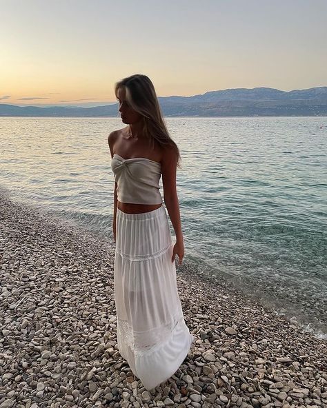 Flowy Skirt Outfit Summer, Flowy Maxi Skirt Outfit, Cute Summer Beach Outfits, White Flowy Skirt Outfit, Long Flowy Skirt Outfit, Summer Outfits Linen, Flowy Skirt Outfit, 2023 Summer Aesthetic, Long Beach Skirt