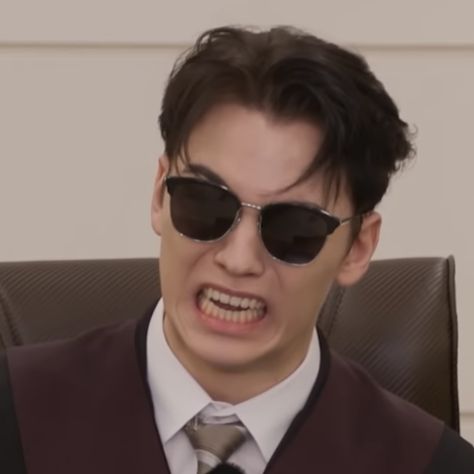 Seventeen Vernon Meme, Seventeen Memes Vernon, Vernon Funny Face, Vernon Seventeen Funny, Vernon Memeable Face, Vernon Laughing, Svt Memeable Face, Seventeen Icons Funny, Vernon Glasses