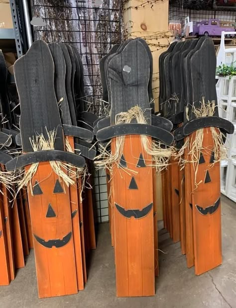 Picket Fence Crafts Wood Signs, Halloween Fence Post Crafts, Dollar Tree Halloween Gnome Diy, Wood Thanksgiving Decorations, Halloween Pallet Ideas Diy, Scarecrow Wood Crafts, Wood Lawn Decorations, Pallet Halloween Projects, Pallet Pumpkins Diy