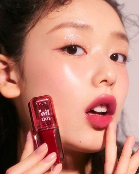 💋✨ Meet Your New Lip Crush: ETUDE Dear Darling Oil Tint! ✨💋 Say hello to vibrant, glossy lips with ETUDE's Dear Darling Oil Tint! This lip tint combines the best of color and hydration for a luscious, long-lasting pout. 🌟 Exciting News: Now available in Cambodia on KoolSeoul.com! 🌟 Swipe it on for instant color and shine. Try it now and love your lips! #ETUDE #DearDarlingOilTint #GlossyLips #KBeauty #LipGoals #KoolSeoul #Cambodia Etude House Lip Tint, Red Oil, Juicy Lips, Sunscreen Moisturizer, Color Corrector, Etude House, Chapped Lips, Skin Food, Powder Makeup