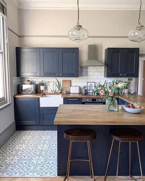 Kitchen Ideas Colorful, Navy Kitchen Ideas, Dark Kitchen Ideas, Navy Kitchen, Kitchen Ideas Dark Cabinets, Kitchen Ideas Dark, Kabinet Dapur, Dark Kitchen, Dark Kitchen Cabinets