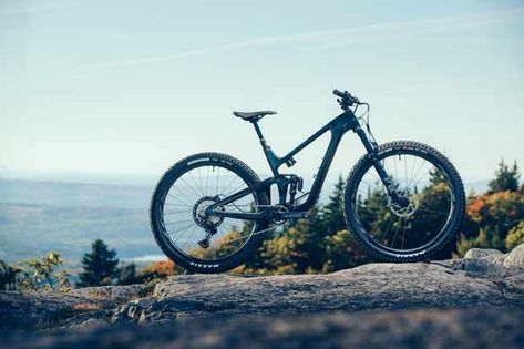 Focusing on speed and efficiency, Giant has overhauled its carbon-framed Trance trail bike, bumping up suspension travel and adding more aggressive geometry Giant Trance, Adrenaline Sports, Cross Country Bike, Trail Bike, Bike News, Action Sports, Mtb Bike, Carbon Black, Bike Trails