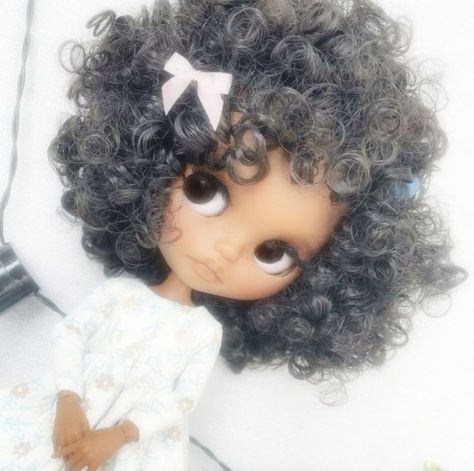 Tan Blythe Doll Curly Hair, Blythe Doll Curly Hair Glasses, Black Dolls Aesthetic, Blythe Dolls Brown Skin, Dark Skin Blythe Doll, Me As A Doll, Blythe Doll Pfp Brown Skin, Baby Doll Aesthetics, Blythe Dolls Black Dark Skin