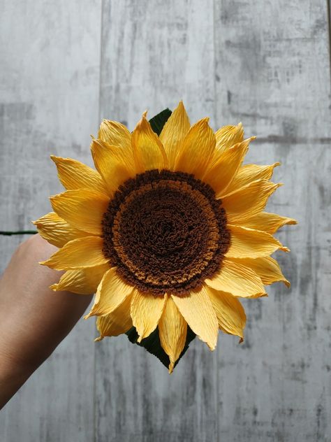 Crepe paper sunflowers Sunflower Paper Flowers, Sunflowers Bouquet, Crepe Paper Flowers Tutorial, 3d Paper Flowers, Paper Flower Wreaths, Sunflower Crafts, Paper Flower Arrangements, Pom Crafts, Paper Sunflowers